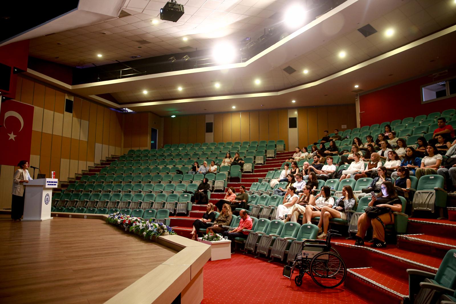 Üniversitemizde “Beliren Yetişkinlik Döneminde Fırsatlar ve Zorluklar” Konulu Seminer Gerçekleştirildi
