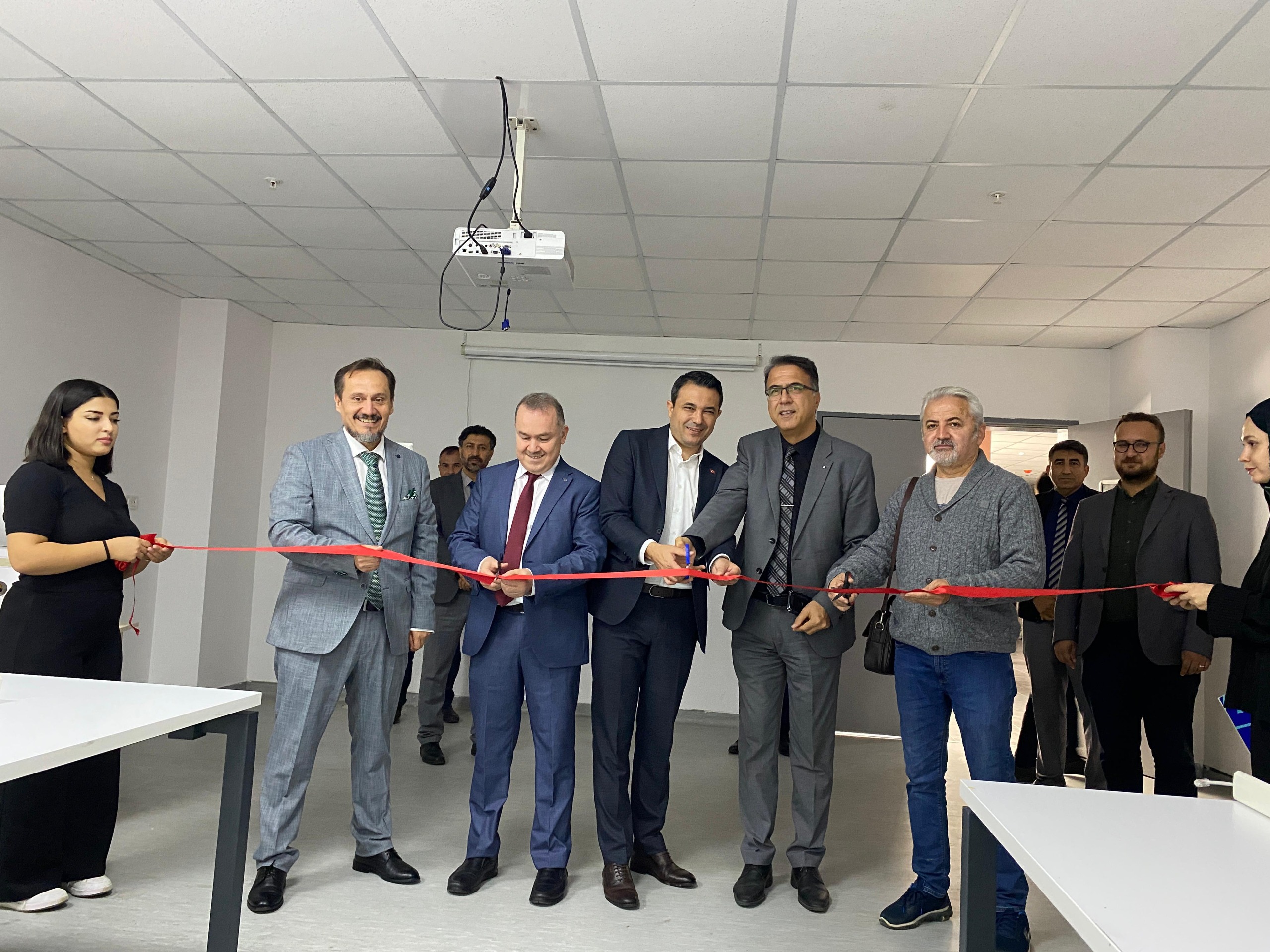 İletişim Fakültesinde Yenilenen Bilgisayar Laboratuvarlarının Açılışı Gerçekleştirildi