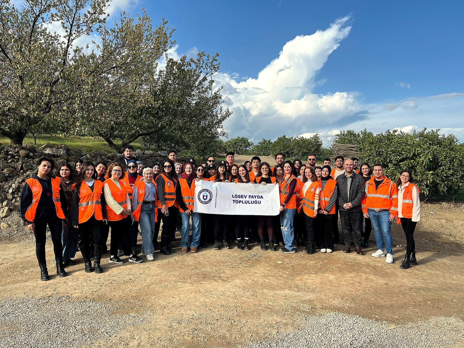 ADÜ LÖSEV Fayda Topluluğu, Seferihisar’daki Mandalina Hasadına Katıldı