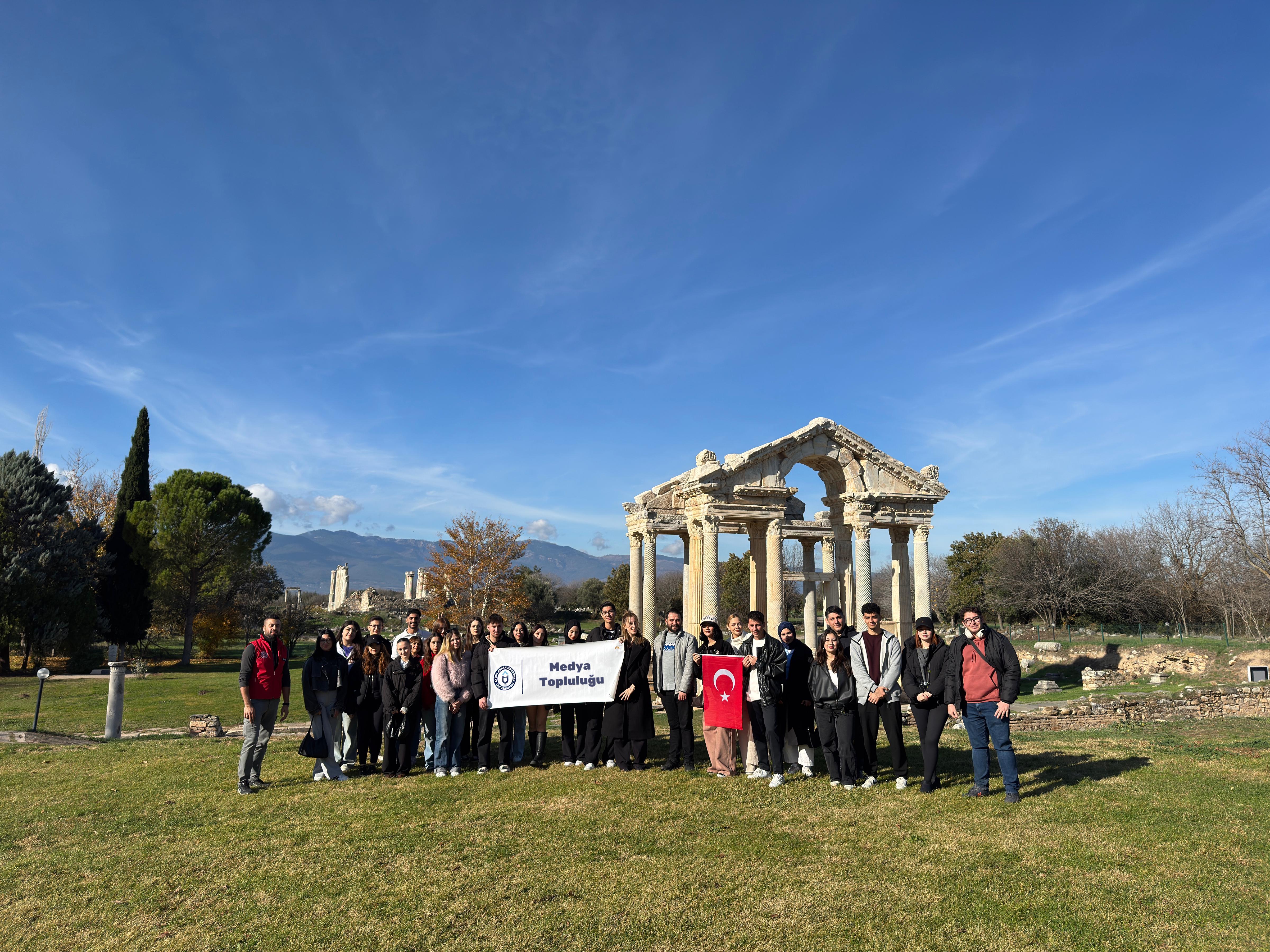 Medya Topluluğu “Ara Güler Objektifiyle Medyaya Bakış” Temalı Afrodisias Gezisi Düzenledi