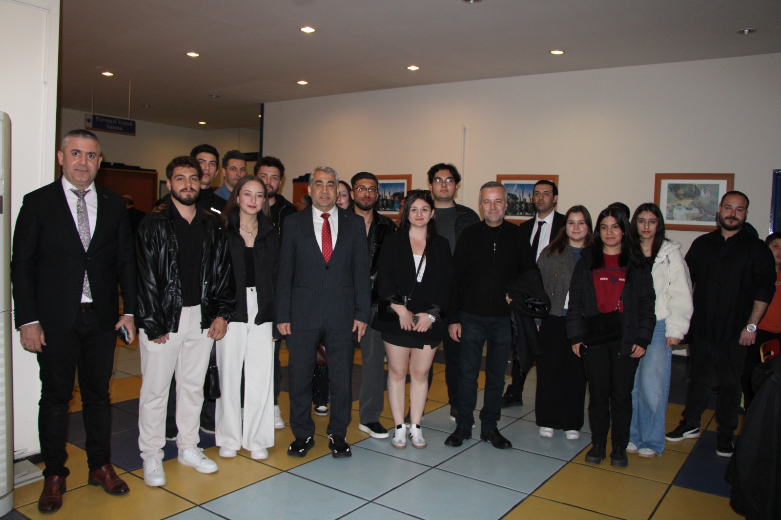 ADÜ Ailesi Geleneksel İftar Sofrasında Buluştu: Merkezi Yemekhanede Binlerce Gönül Bir Arada