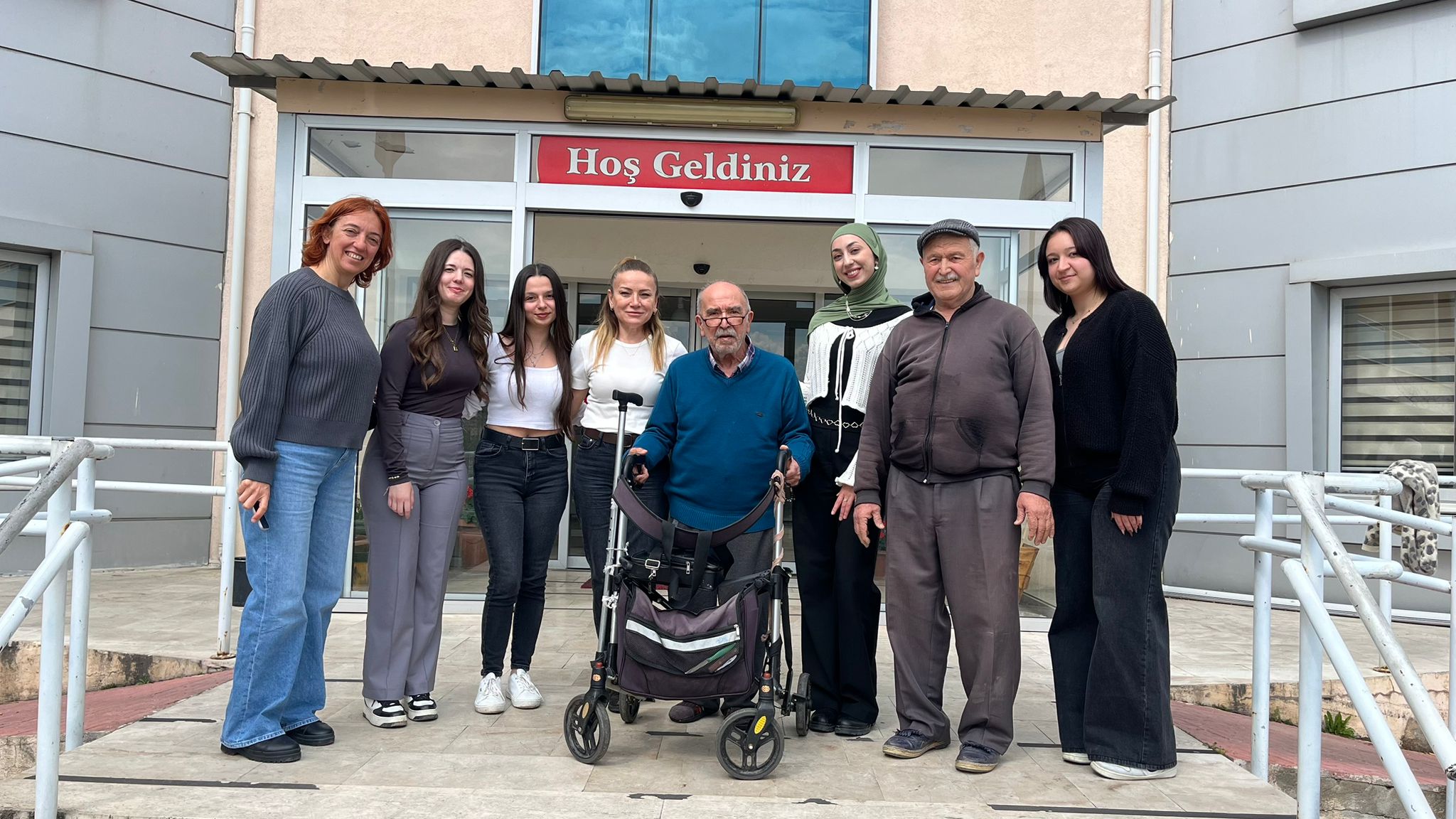 Koçarlı MYO Öğrencilerinden Huzurevi Ziyareti