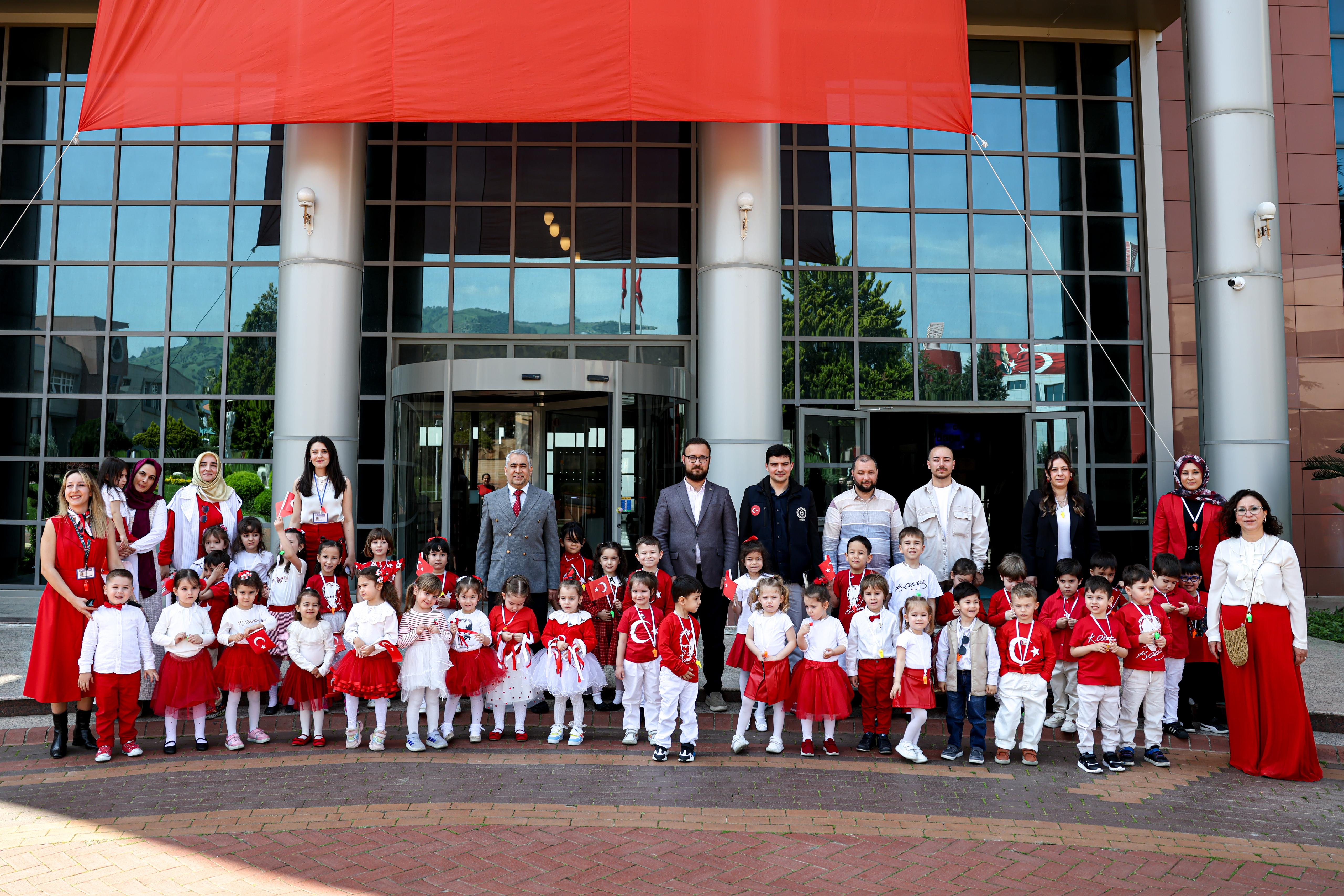 Minik Öğrencilerden Rektörümüze 23 Nisan Ziyareti