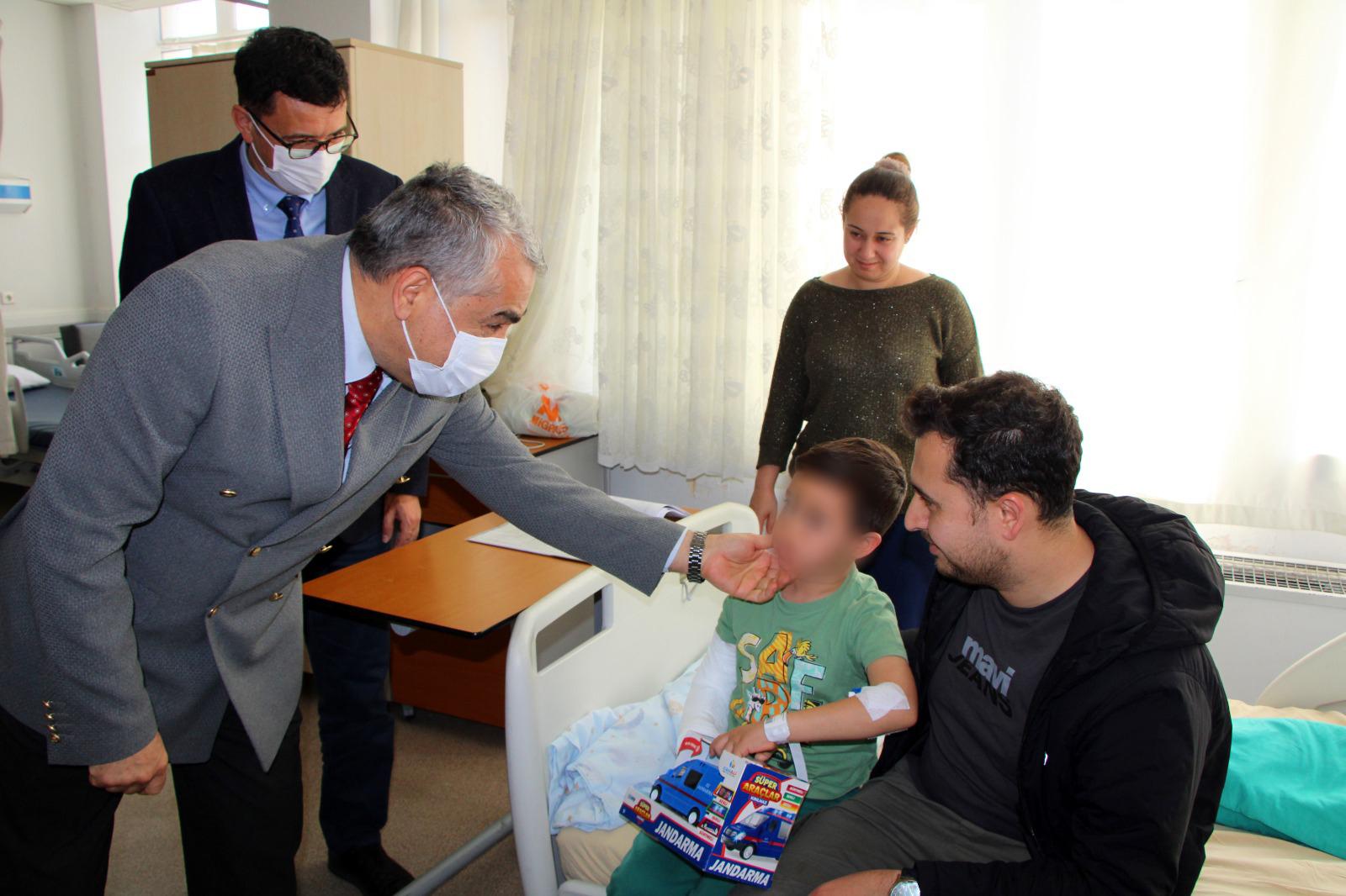 Rektörümüzden Hastanede Tedavi Gören Çocuklara 23 Nisan Ziyareti