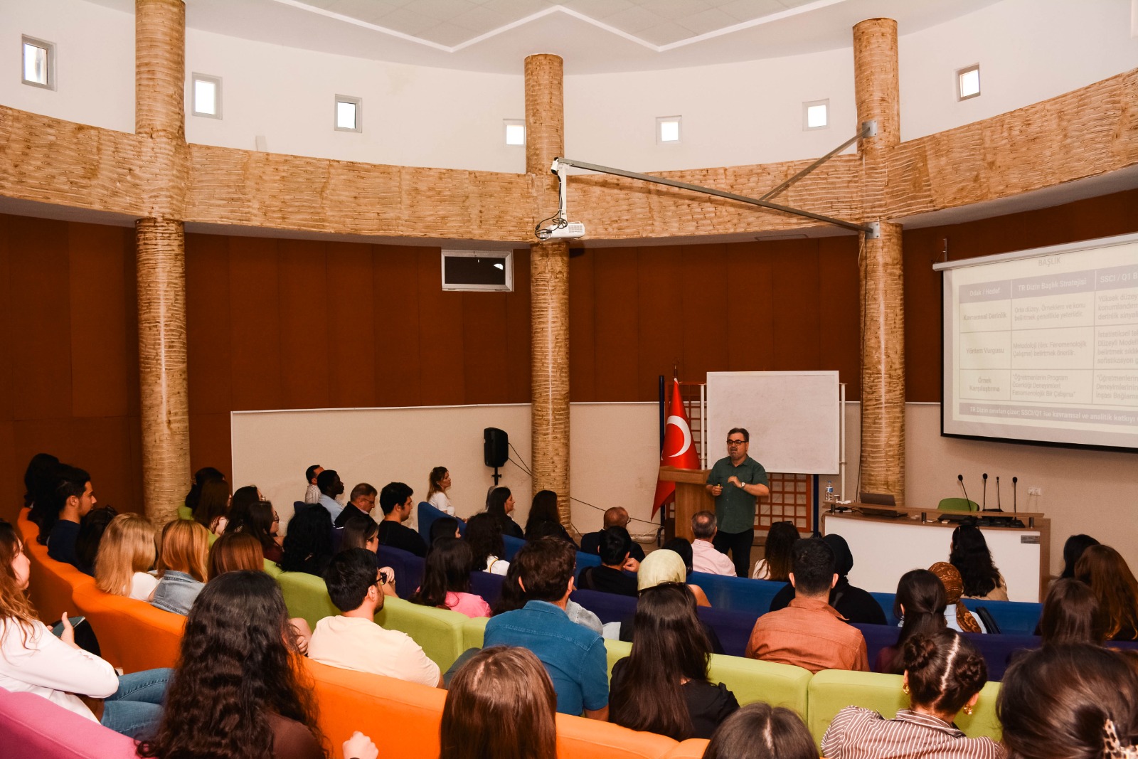 Lisansüstü Öğrencilere Yönelik Akademik Yazma Eğitimi Düzenlendi